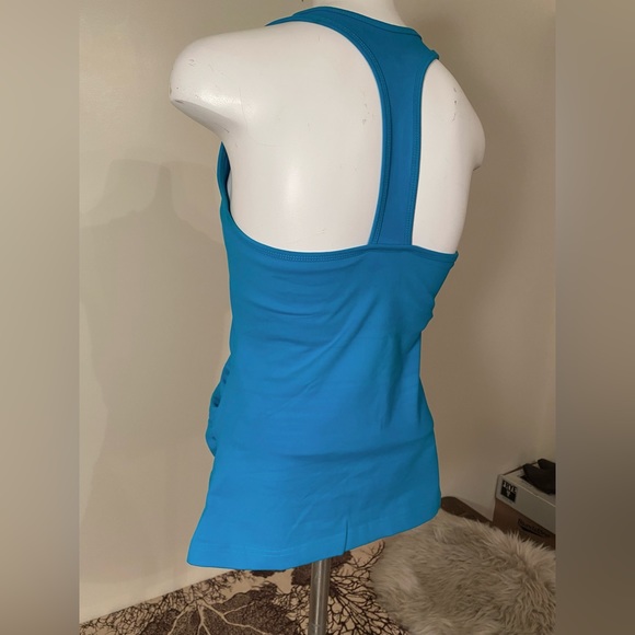 Tonic Active Yoga Top with Built in Shelf Bra Size Medium in EUC - Picture 7 of 8
